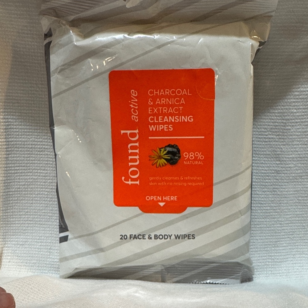 Found Active Charcoal & Arnica Cleansing Wipes - White and Orange
